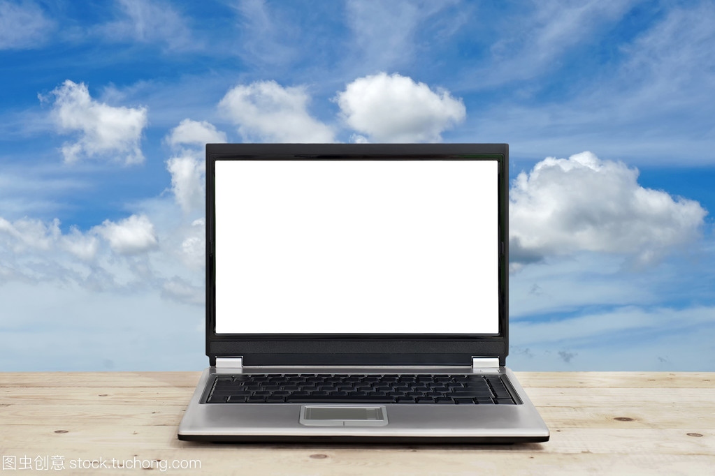 創(chuàng)意起航 天空下的空白屏幕